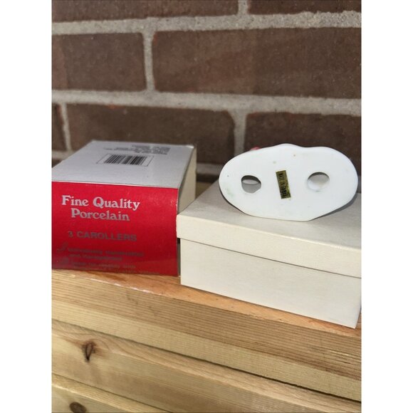 Vintage Christmas Village 3 Carollers Figurine 1990 EPI International Porcelain - Picture 4 of 8